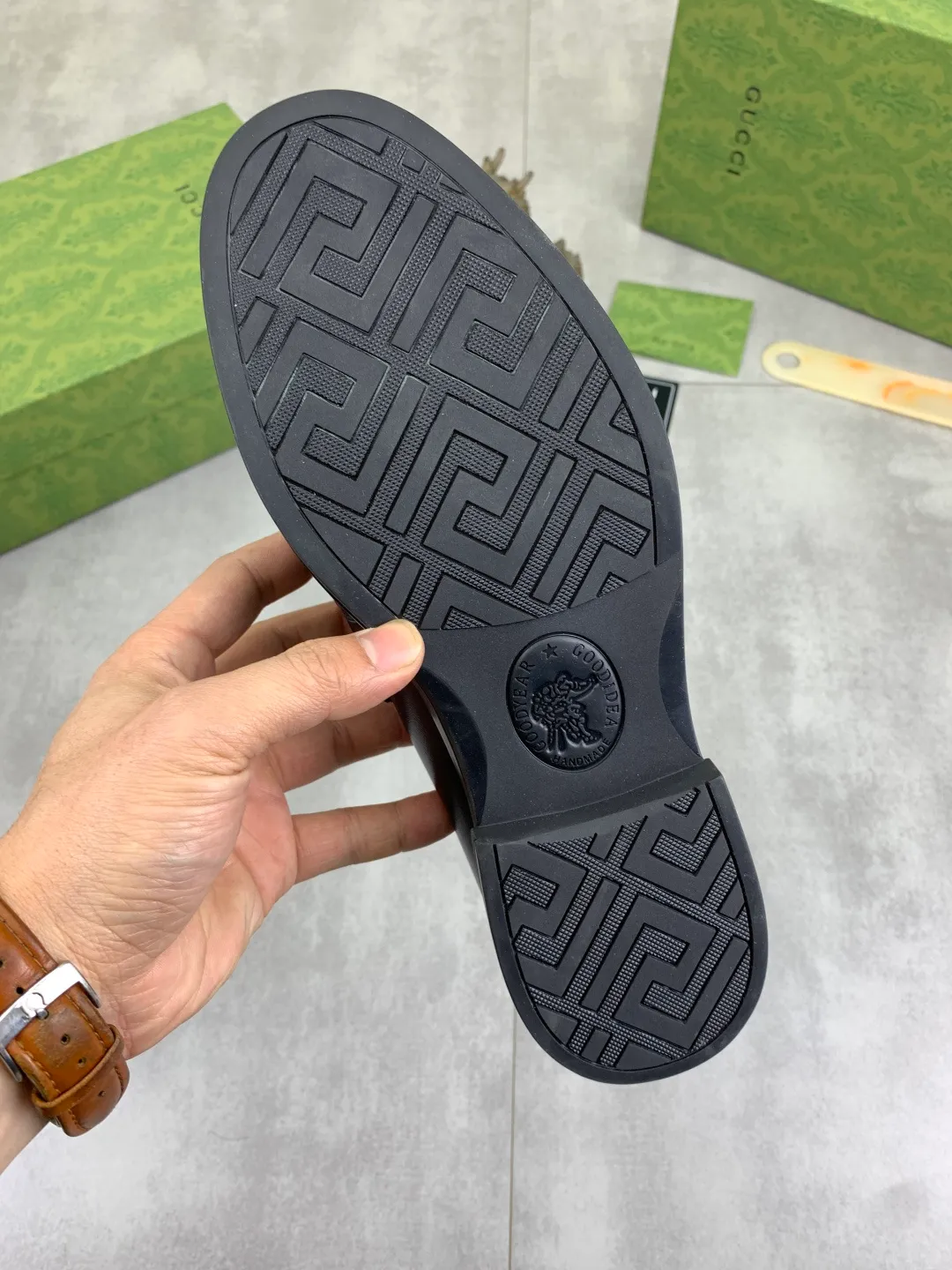Men's shoes💰P500💰【New model, soft and comfortable Gucci classic business leather shoes hot selection (Gucci) official website latest Gucci 🎁 business leather shoes, hot style 💥 simple and elegant style, exclusive for trendy men. Unique official website latest brand original double G embossed element 👑Gucci Original decoration, fashionable and generous, made of original calfskin ✅ fully imported first-layer pigskin lining, official website designated wear-resistant, rubber business outsole, real-life photos of classic models at the counter 🎬38-44 (customized for 45) 3⃣️ colors available